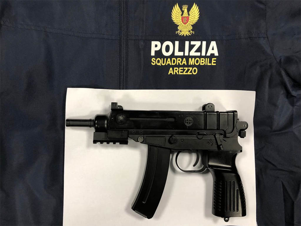 Fuori da un supermercato litigano con una guardia giurata e lo minacciano con una mitraglietta. Denunciati due rumeni dalla Polizia, l’arma era giocattolo