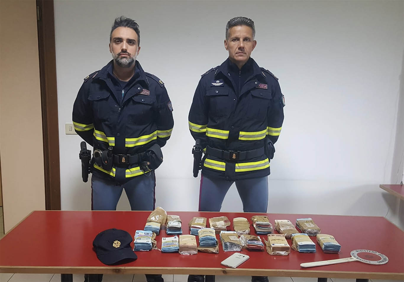 Sequestrati dalla Polizia in A1 oltre 113mila euro in contanti e 10.000 mascherine chirurgiche con certificazione falsa
