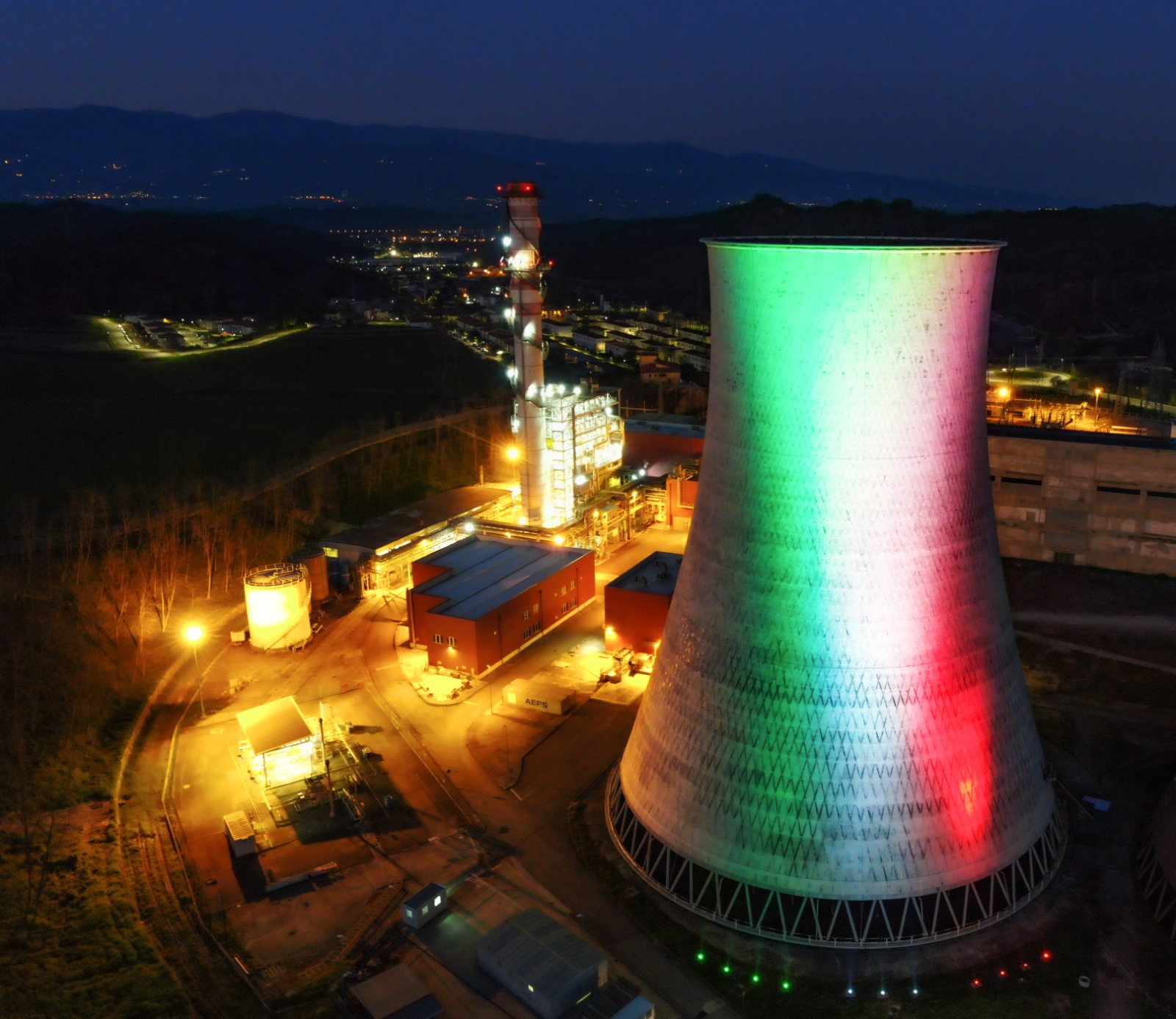 Cavriglia, la centrale Enel di Santa Barbara si illumina con il tricolore