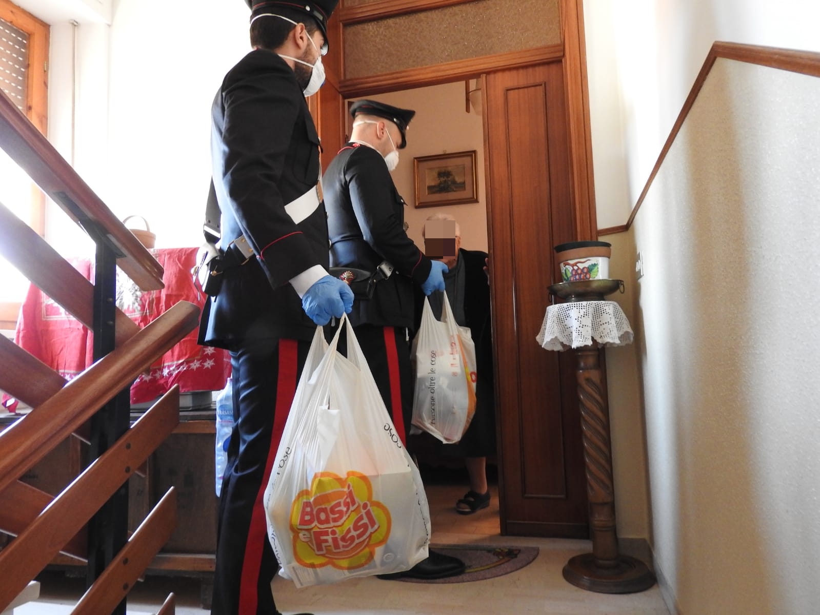 Anziana sola in casa senza scorte di cibo, i carabinieri le fanno e le portano la spesa