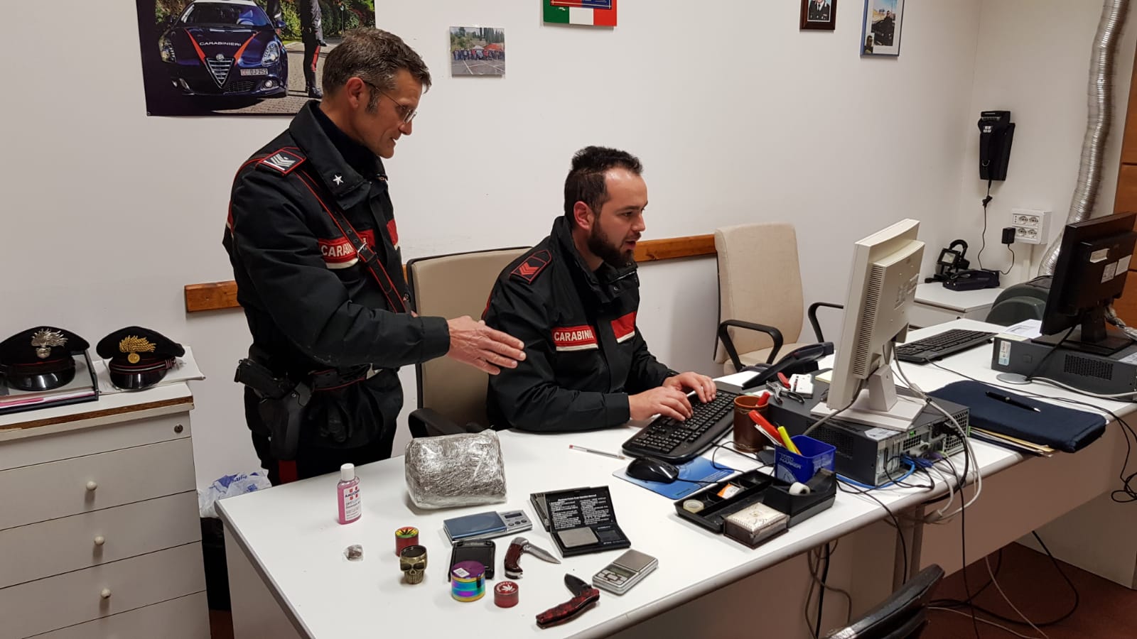 Spaccio, due ragazzi nei guai. Cercano di evitare l’alt e di nascondere 300 grammi di marjiuana