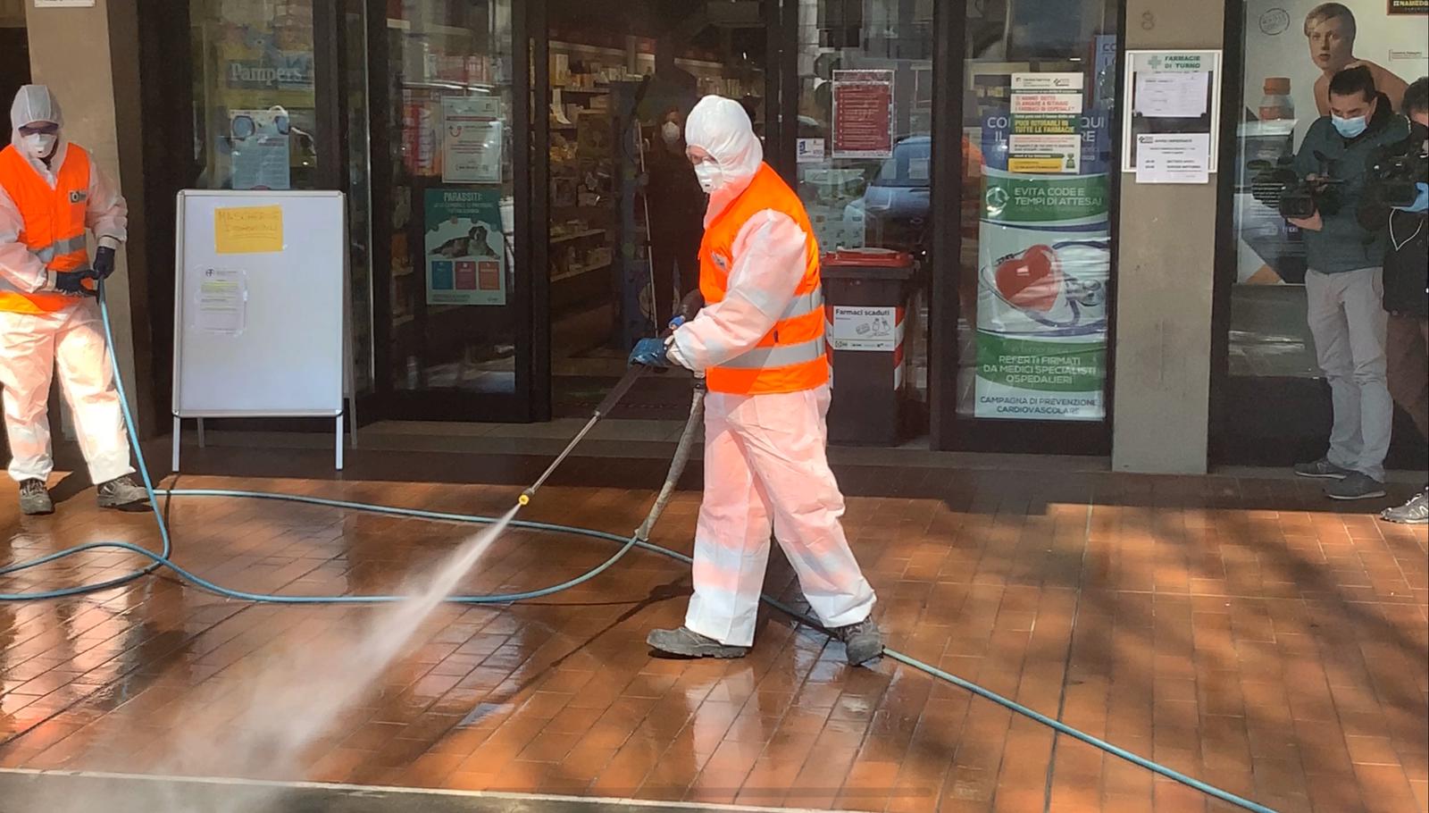 Igienizzazione con getto di vapore a 140 gradi. Sanificazione dalla Stazione a piazza Zucchi, passando per Corso e Guido Monaco
