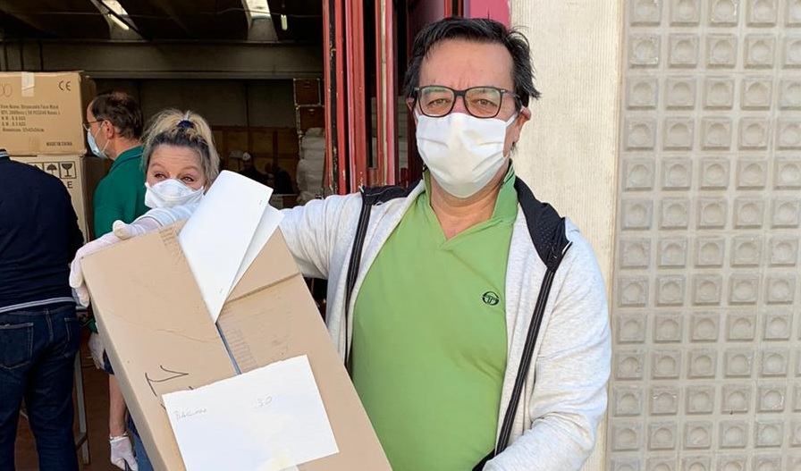 Volontari al lavoro per la consegna delle mascherine