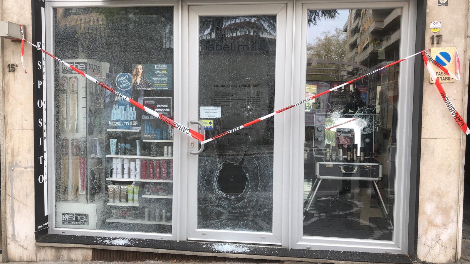 Spaccate le vetrine di un negozio di parrucchiere in via Veneto. Il proprietario: “atto vandalico”