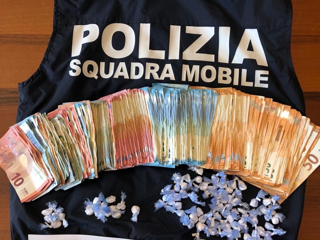 Il bar è chiuso, ma il gestore spaccia all’interno. Blitz della polizia, due arresti