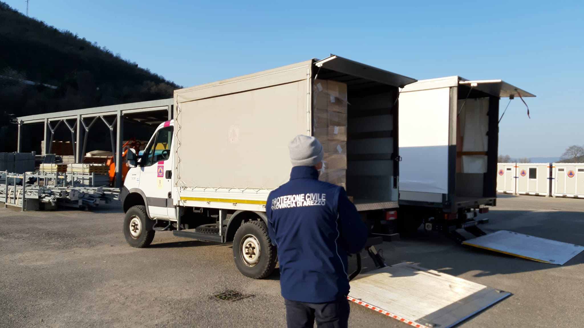 La protezione civile aretina ha iniziato lo smistamento delle mascherine ai Comuni