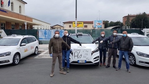 Taxi disponibili e sicuri ad Arezzo. Cappetti: “tutti negativi al test sierologico, auto sanificate e dotate di divisori”
