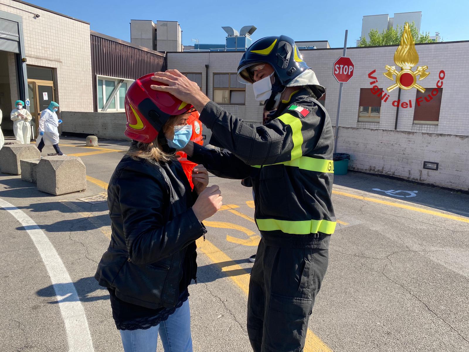 Dai vigili del fuoco un elmo in dono ai sanitari in segno di fratellanza nel soccorso