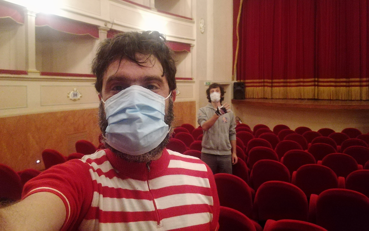 Teatro Verdi di Monte San Savino, sipario alzato, con bici al seguito, in occasione dei 20 anni dalla riapertura