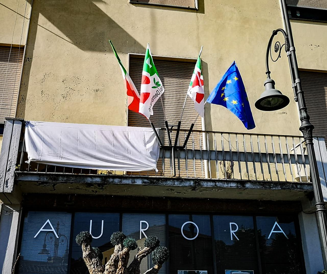 Lenzuolo bianco anche alla finestra del Pd
