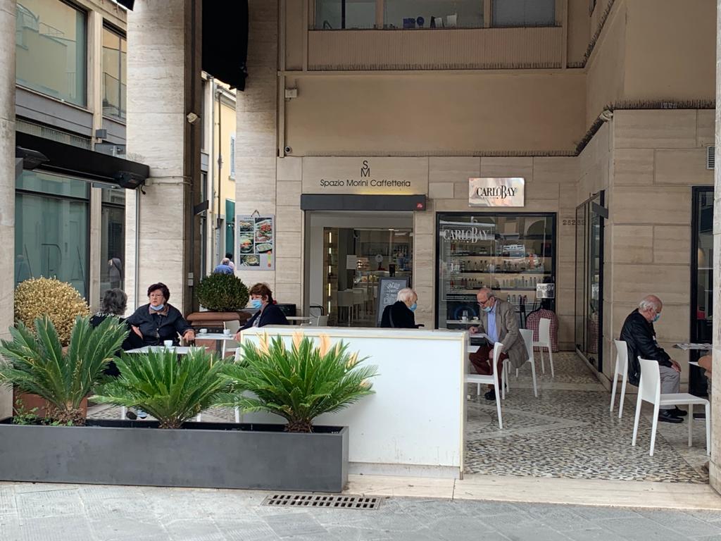 Ripartenza, le immagini dalla città. Tanta voglia di ricominciare nel rispetto delle regole