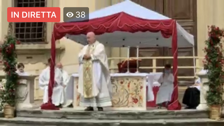 La messa di Don Alvaro in piazza Grande
