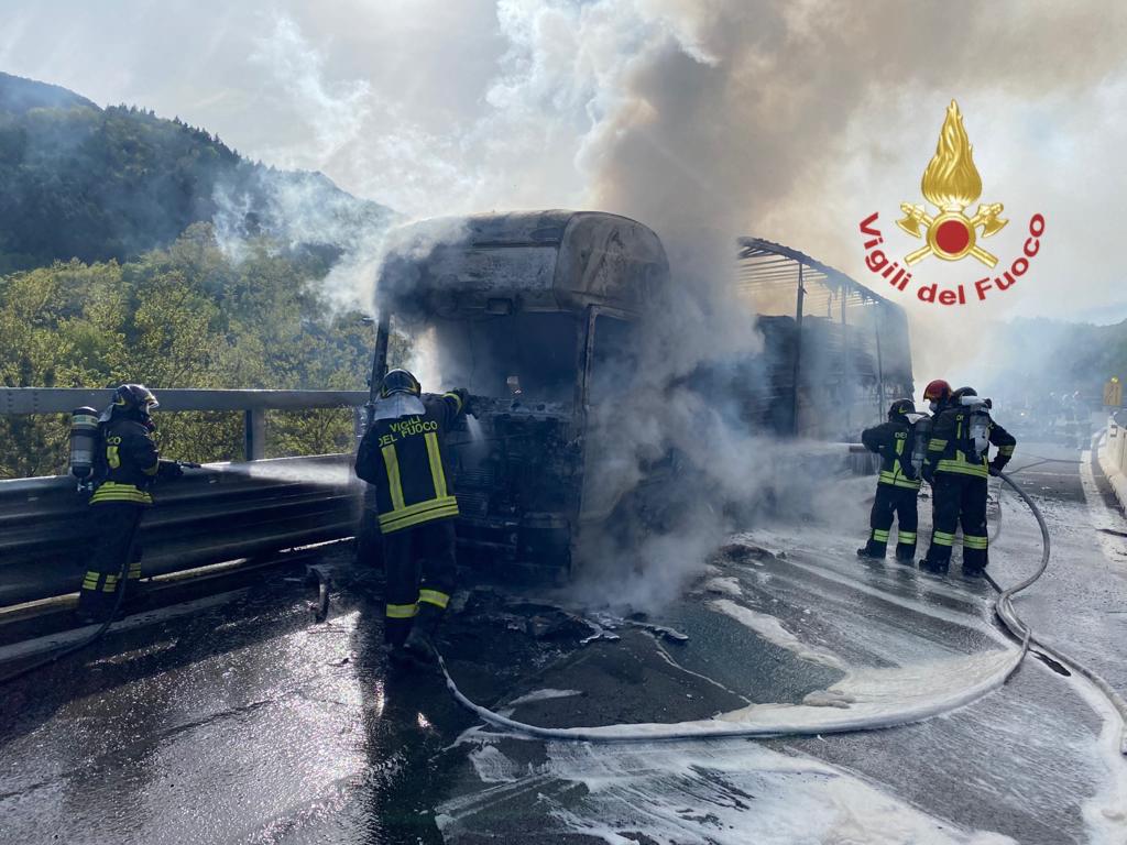 Autocarro in fiamme sulla E45