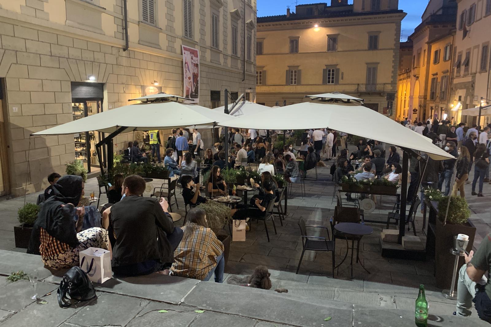 Movida, tanta gente in centro. Mascherine, controlli e steward