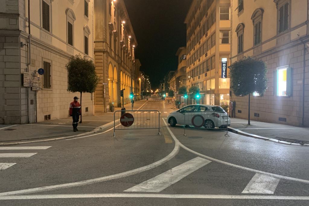 Il meteo “frena” la movida. Scattata la maxi area pedonale
