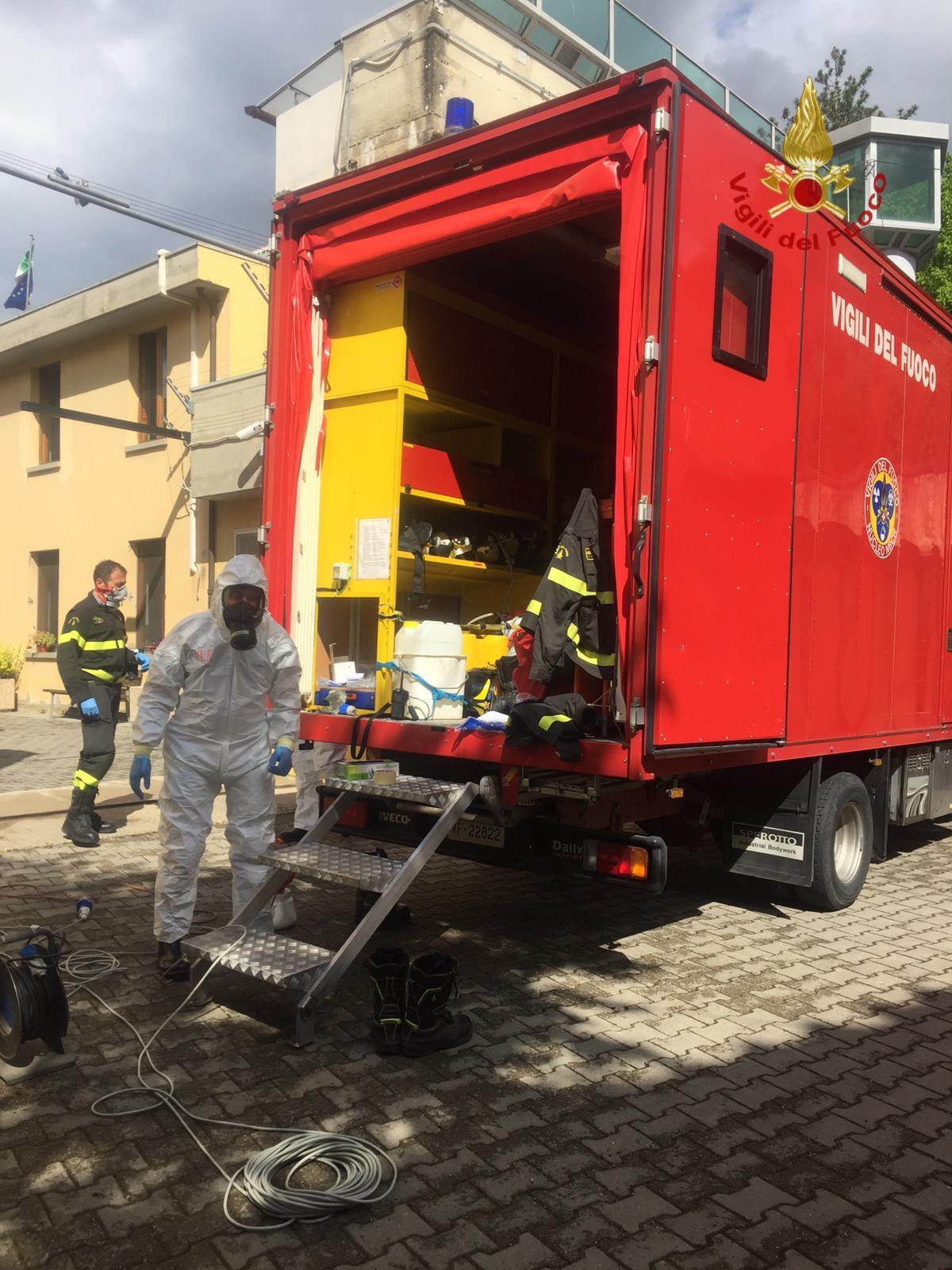 Vigili del fuoco in azione per la sanificazione del carcere