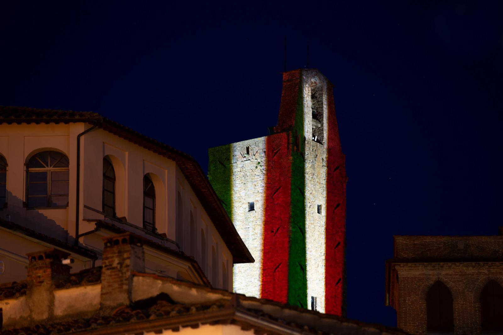 Castiglion Fiorentino, il chitarrista Giacomo Ghezzi spopola sul web.“Nessun Dorma” in cima alla Torre del Cassero