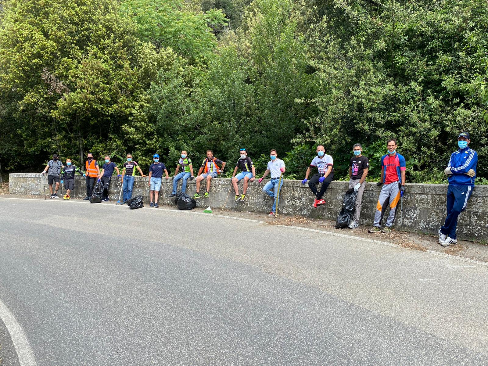 15 ciclisti castiglionesi hanno recuperato oltre 2 quintali di rifiuti abbandonati lungo la strada provinciale de “La Foce”