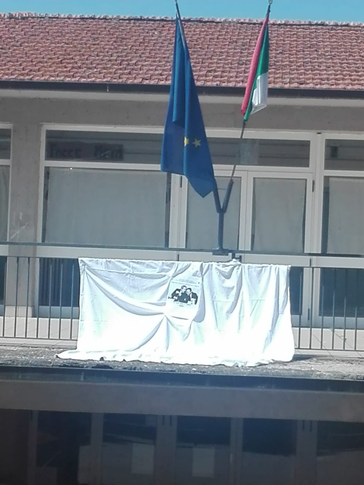 Lenzuola bianche appese dai balconi. Progetto Legalità: Palermo chiama Italia dal balcone!…e Castiglion Fiorentino risponde.