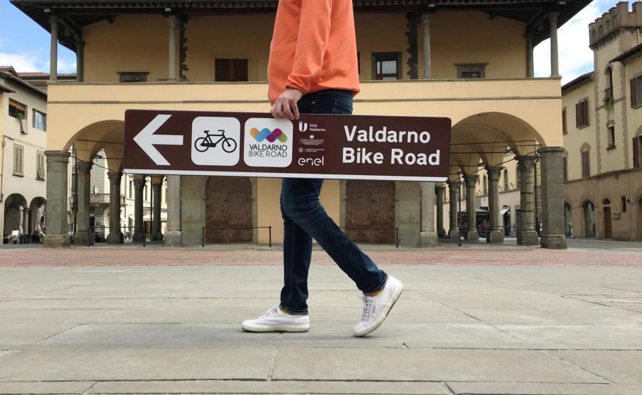 Valdarno Bike Road, pronta la segnaletica stradale. Laura Cantini: “Le installazioni daranno ancor più visibilità ad una delle più vaste aree cicloturistiche di tutta Italia”