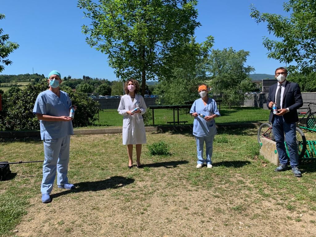 Ospedale Valdarno: Equalis dona borracce di alluminio agli operatori del Ps e della Medicina d’urgenza