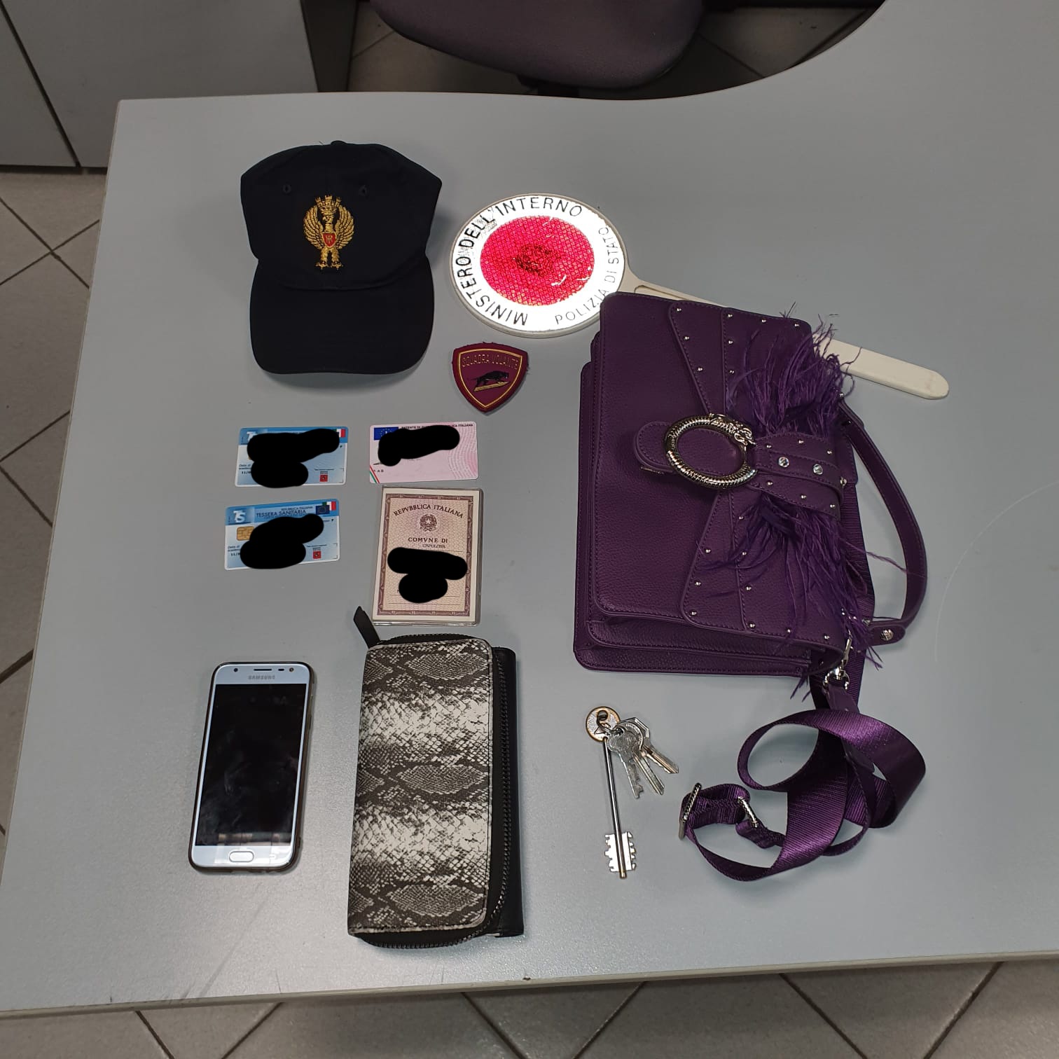 Le ruba la borsa mentre lei scarica la spesa. Arrestato 46enne in zona Giotto