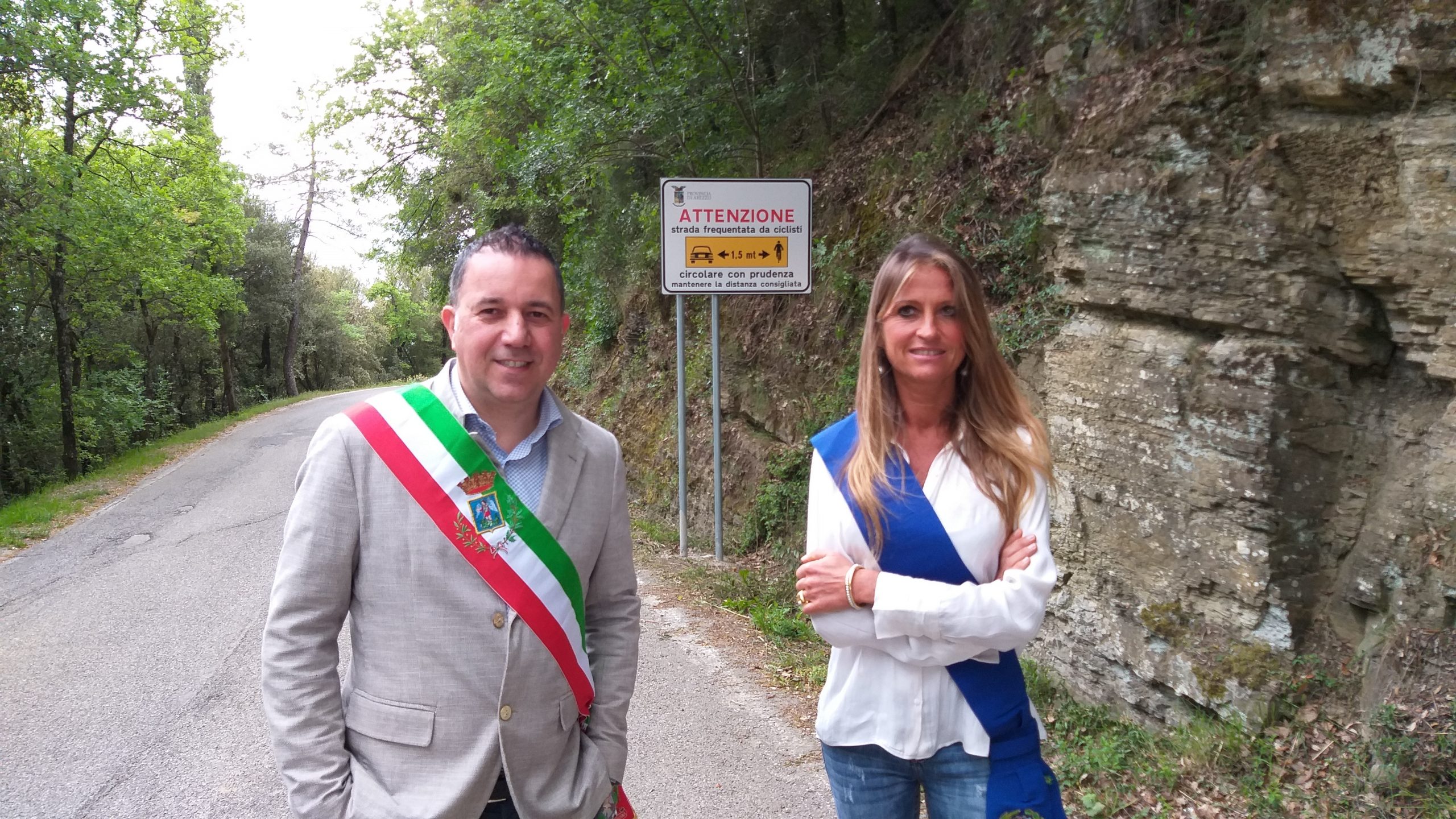 Castiglion Fiorentino, cartelli stradali per raccomandare agli automobilisti il distanziamento per il sorpasso dei ciclisti