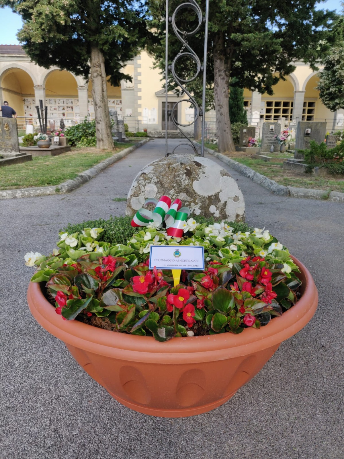 Loro Ciuffenna e Terranuova Bracciolini, una fioriera in ogni cimitero. Le amministrazioni omaggiano i defunti