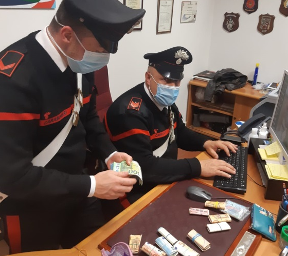I carabinieri gli trovano in casa droga e quasi 50mila euro in contanti, arrestato spacciatore