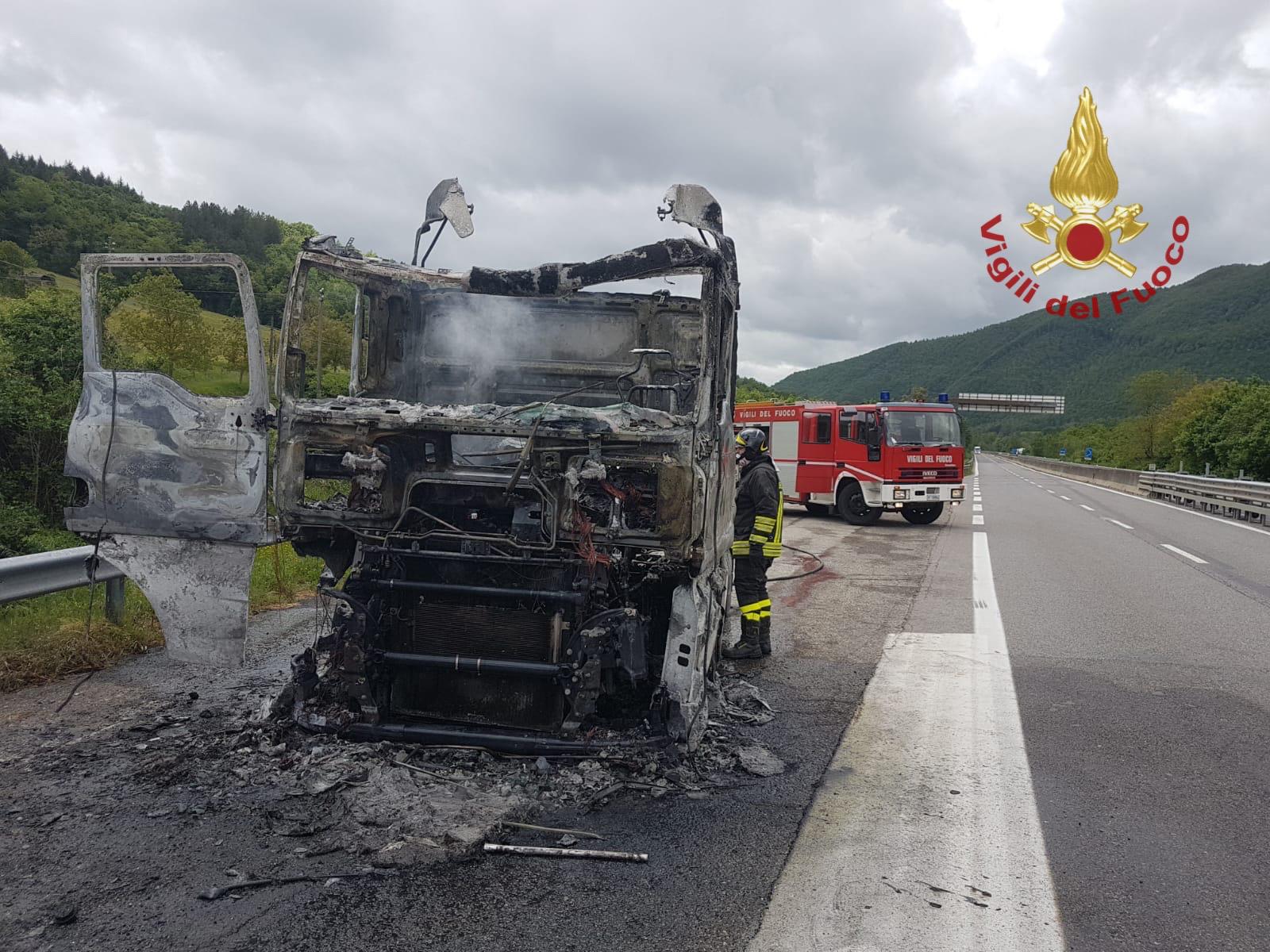 Motrice in fiamme sulla E45, nessun ferito