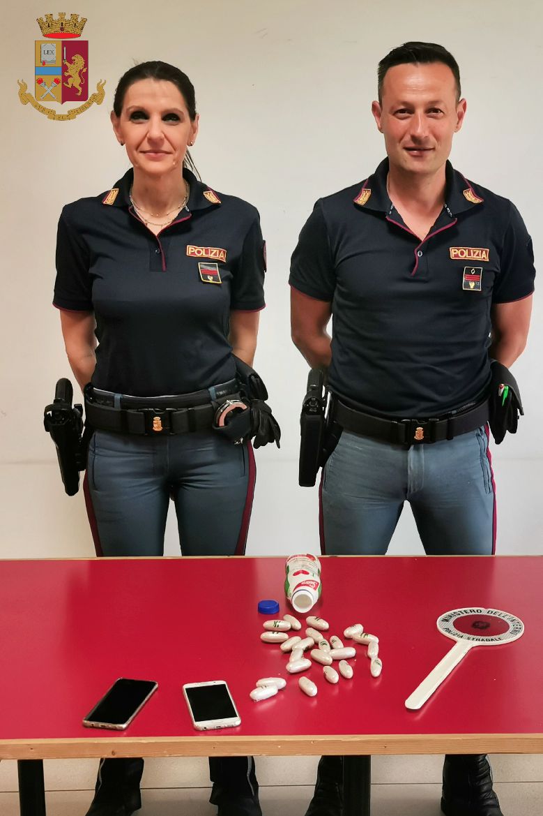 Due spacciatori nigeriani in A1 con 22 ovuli di eroina. Arrestati dalla Stradale