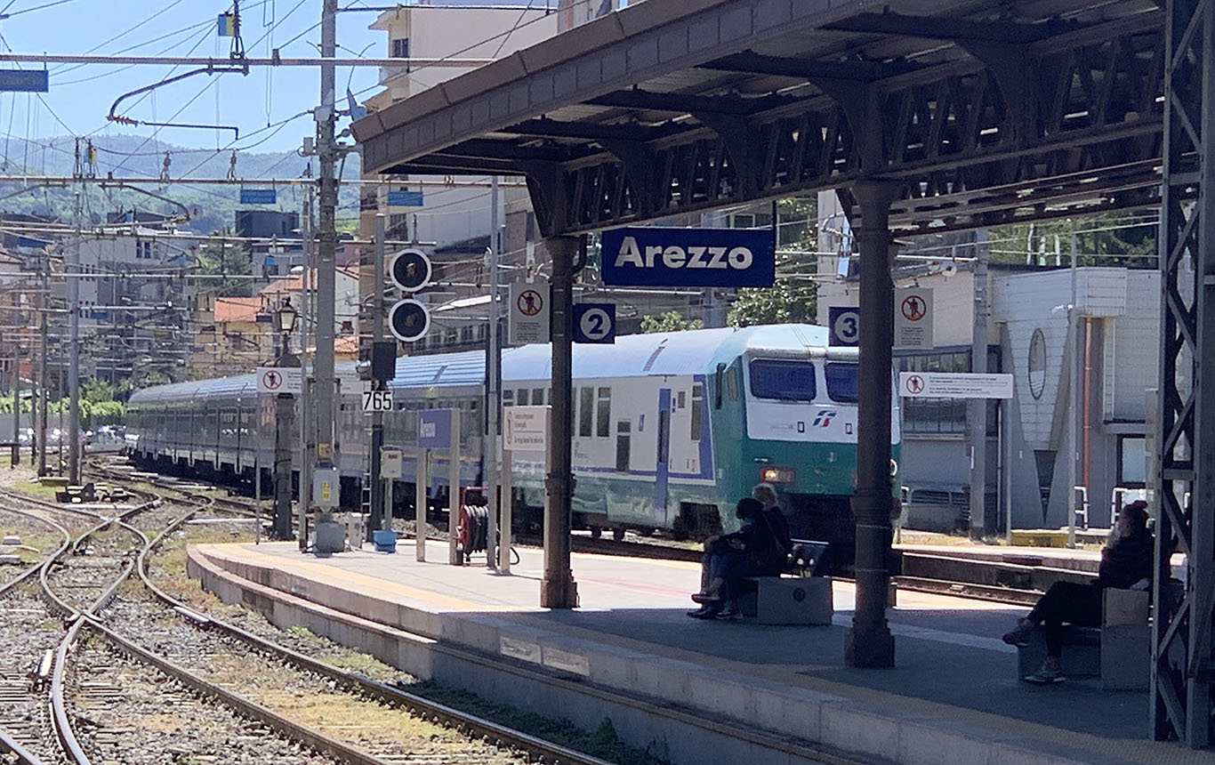 Coronavirus, nuove regole per trasporto pubblico: più passeggeri su bus, treni e traghetti