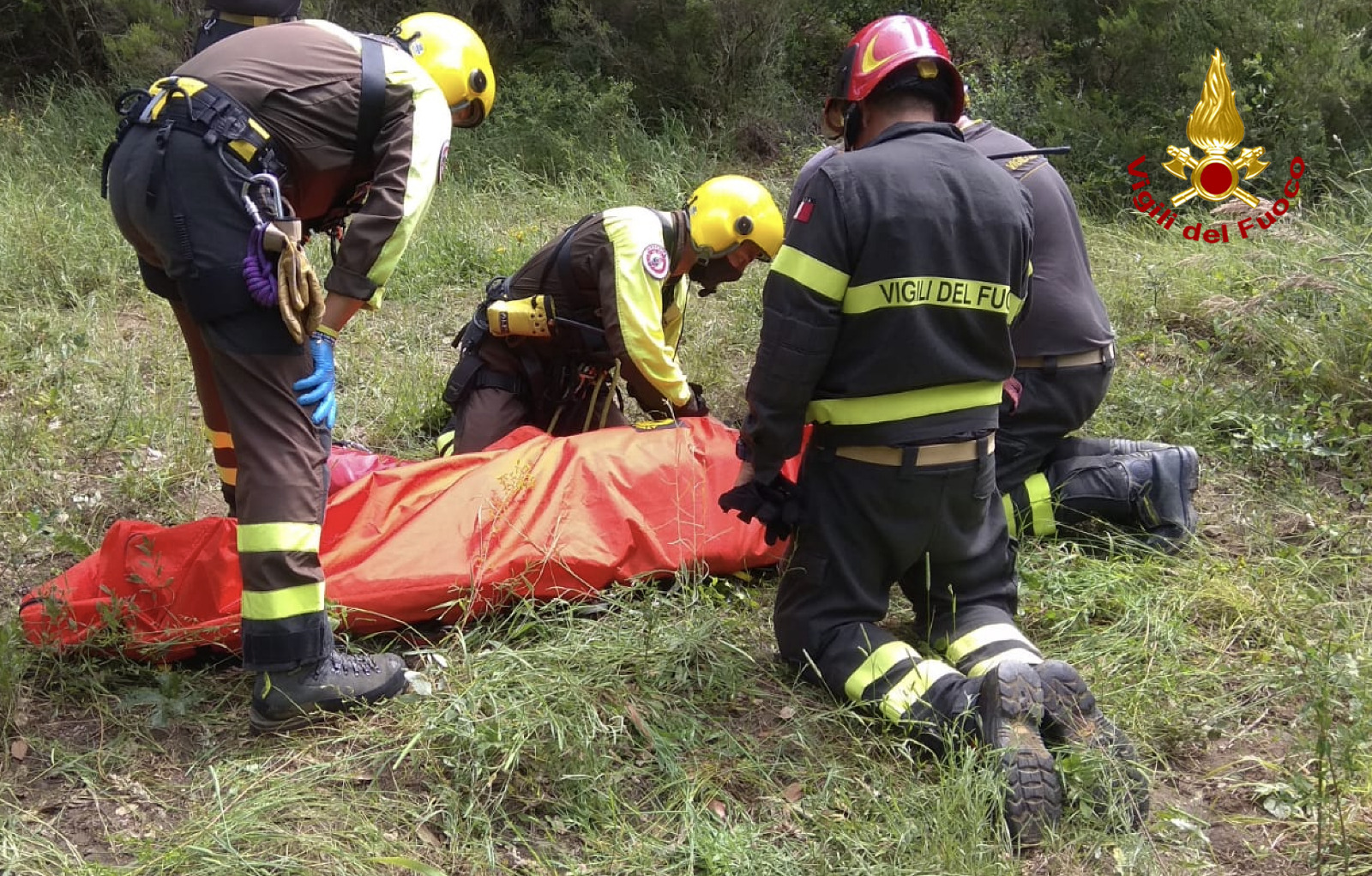 Donna si infortuna in zona impervia, soccorsa con Drago