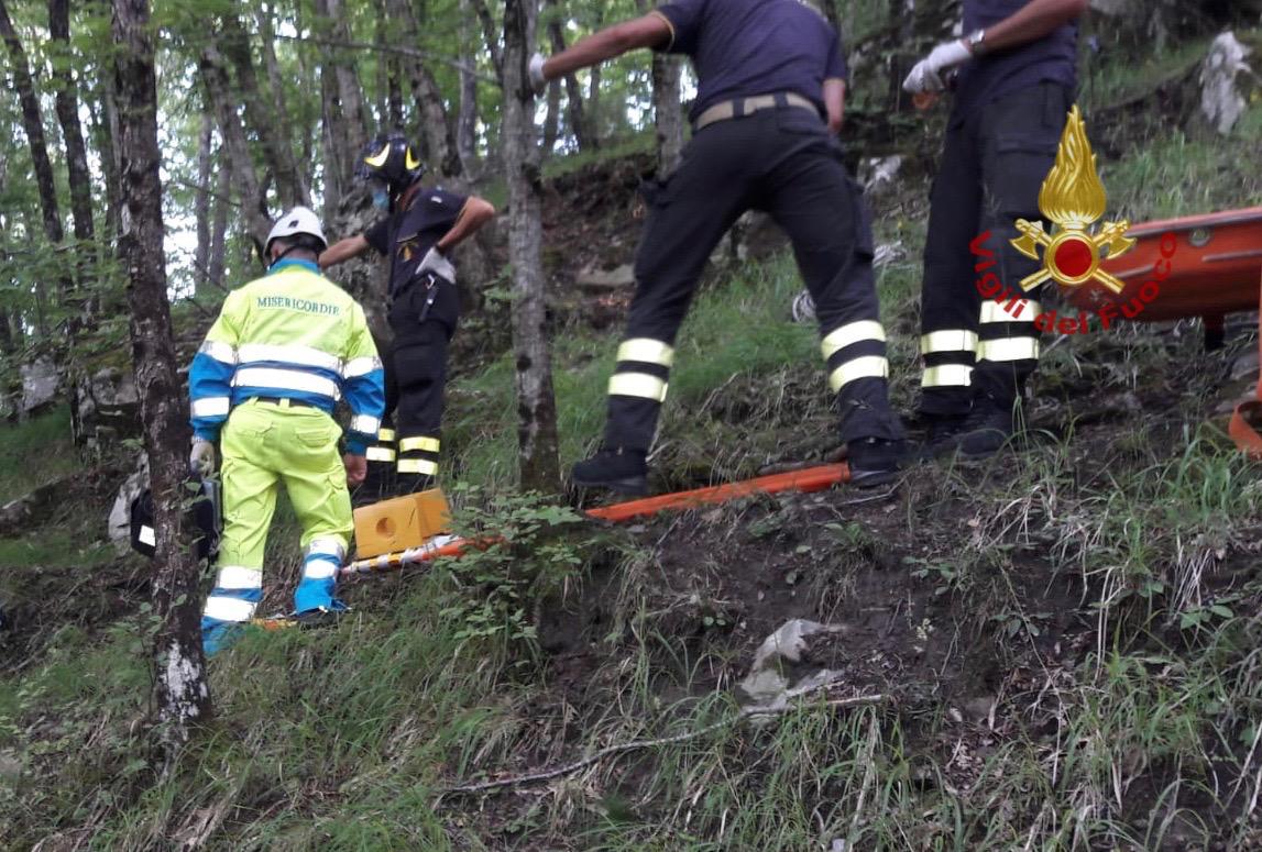 Cade in un dirupo mentre cerca funghi, ferita 70enne