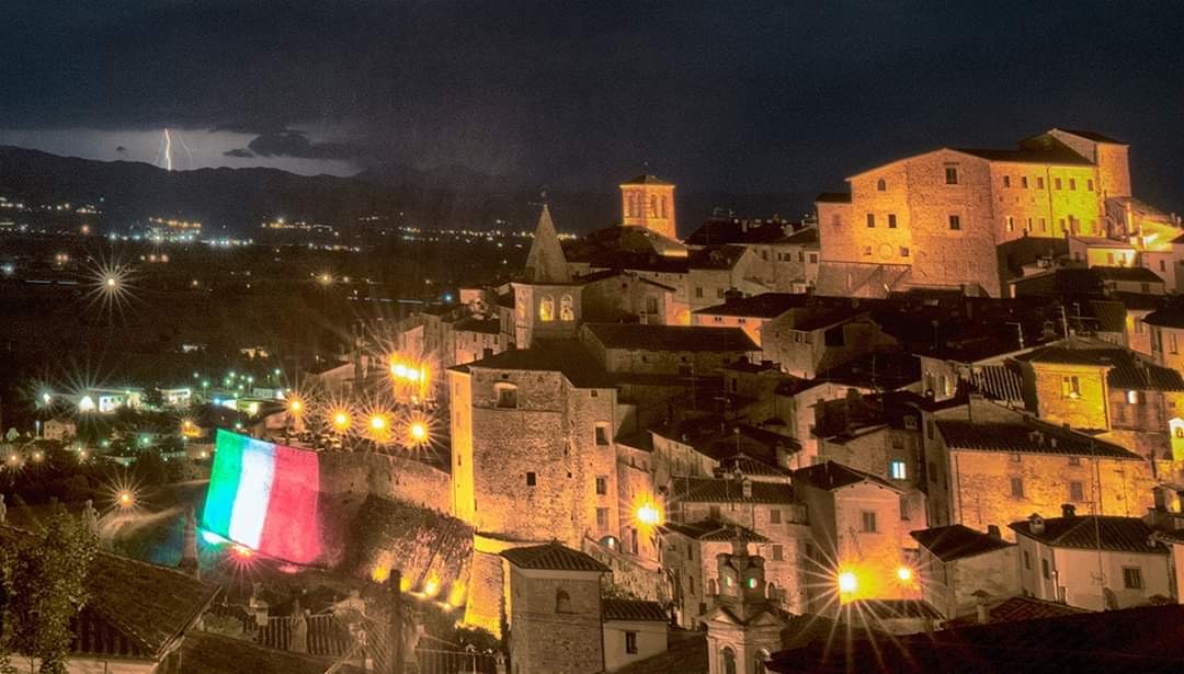 Boom di condivisioni per il tricolore proiettato sulle mura di Anghiari: nei social spopolano le immagini del borgo