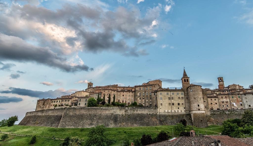 Anghiari si illumina di luci tricolori per la festa della Repubblica: bandiera italiana proiettata sulle mura