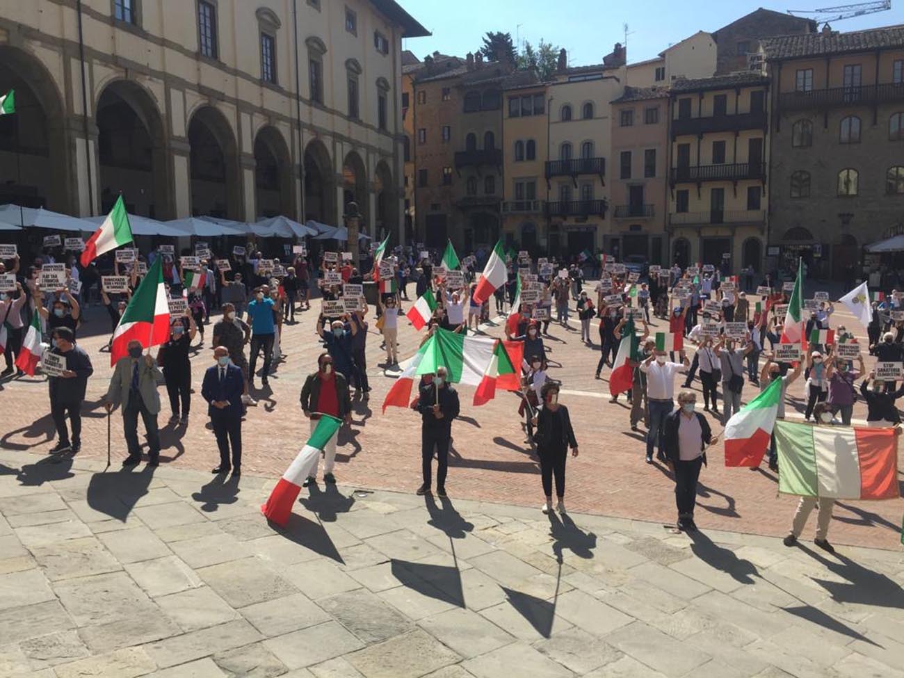 Centro destra, flash mob in piazza Grande. La diretta