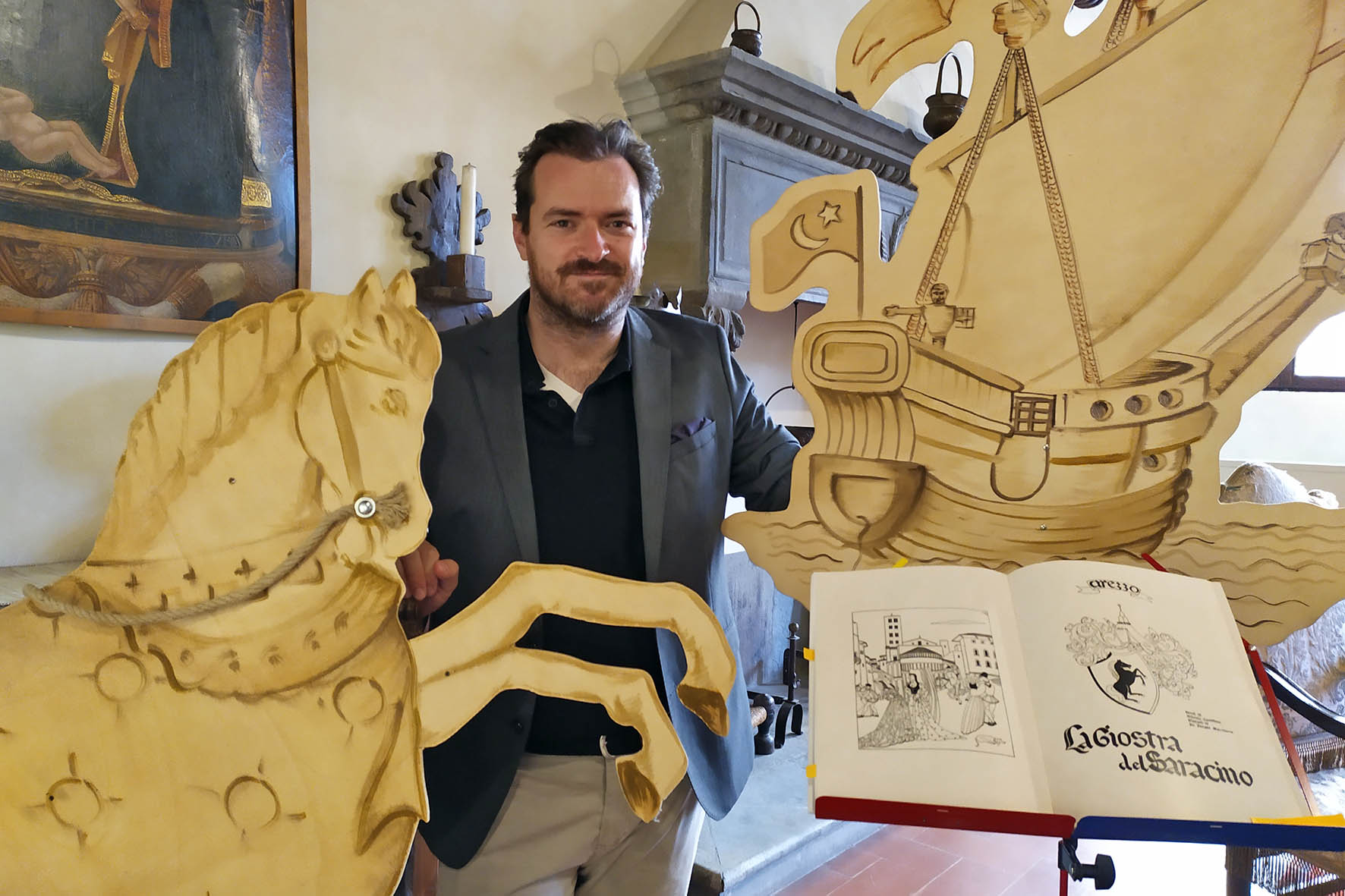 La Giostra del Saracino raccontata ai bambini a Casa Bruschi. Boncompagni, attore e autore di “Indizi di Giostra a Casa Bruschi” in percorso tra curiose storie e antichi cimeli