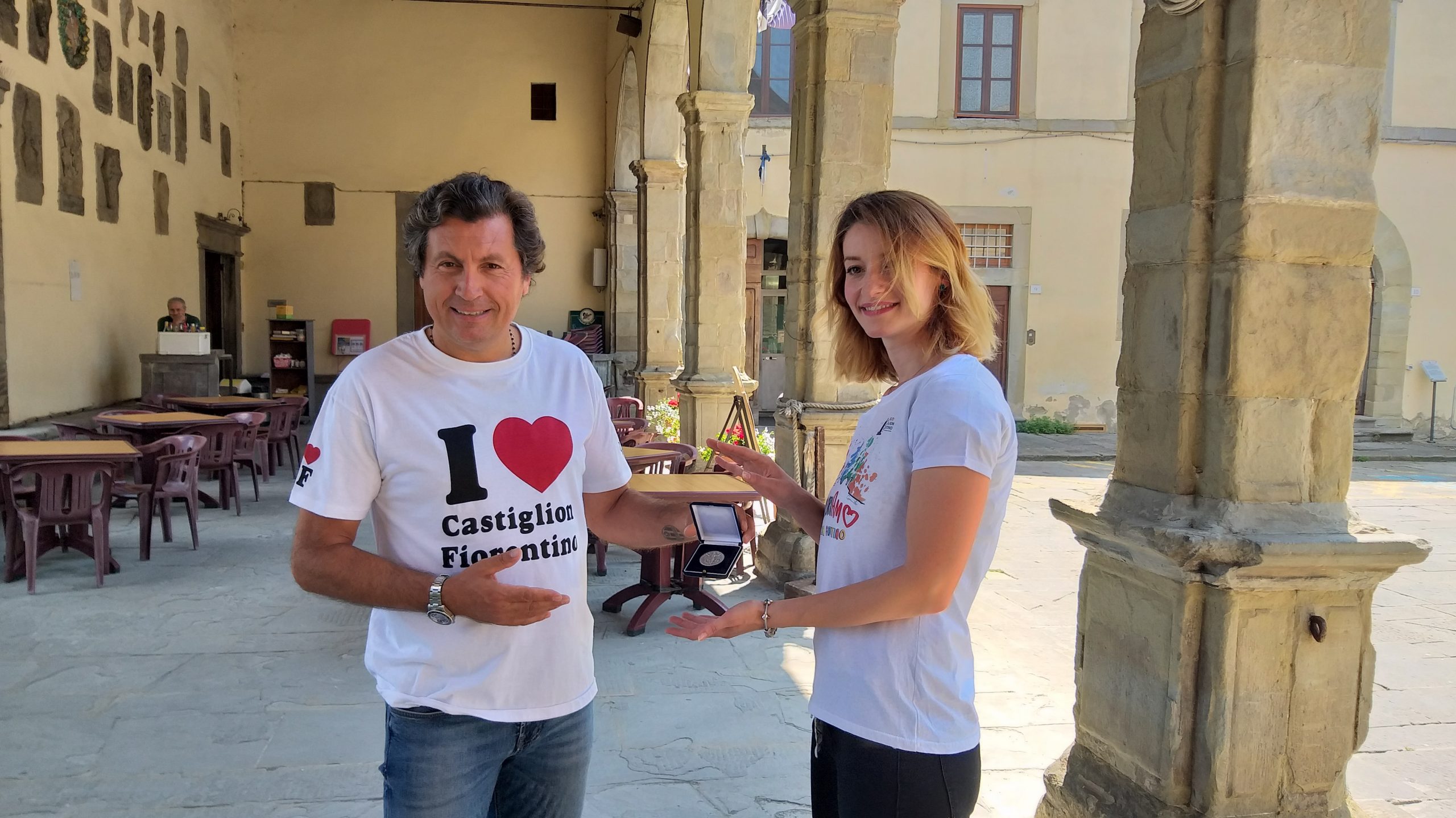 “RicoloriAMO” Castiglion Fiorentino. Laura Edy Cuseri è la vincitrice del concorso per la creazione della nuova t-shirt di Castiglion Fiorentino