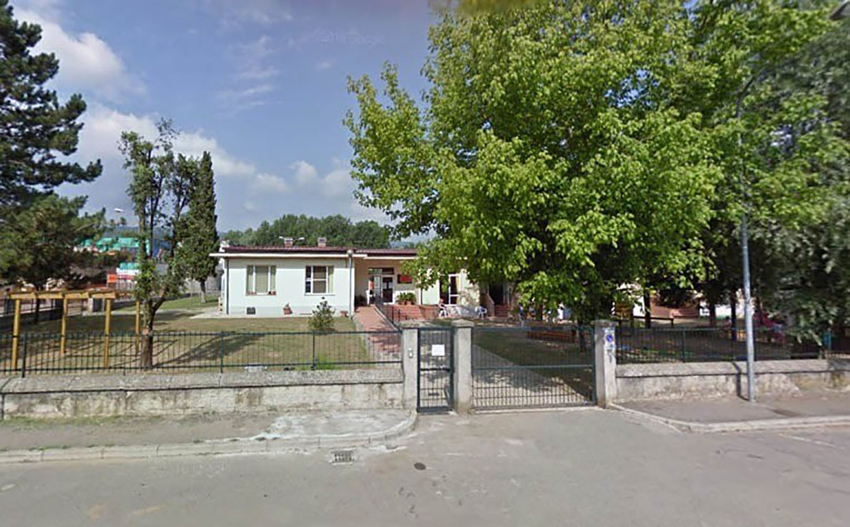 Saluti di fine anno tra insegnanti e ragazzi nei giardini della scuola dell’Istituto Comprensivo Guido Monaco di Castel Focognano.