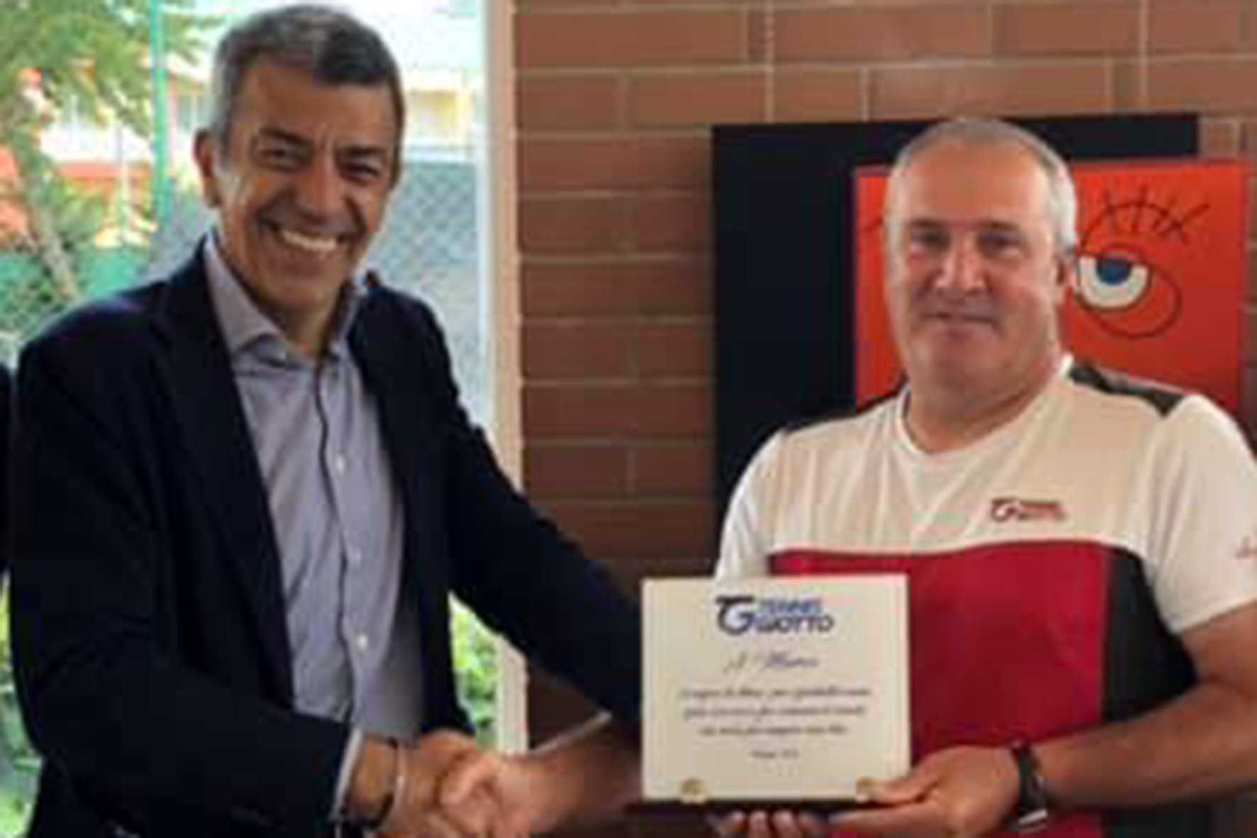 Il Tennis Giotto saluta il maestro Marco Gori. L’esperto tecnico, responsabile della Sat e protagonista della crescita di centinaia di atleti, ha ricevuto una targa dal presidente Benvenuti