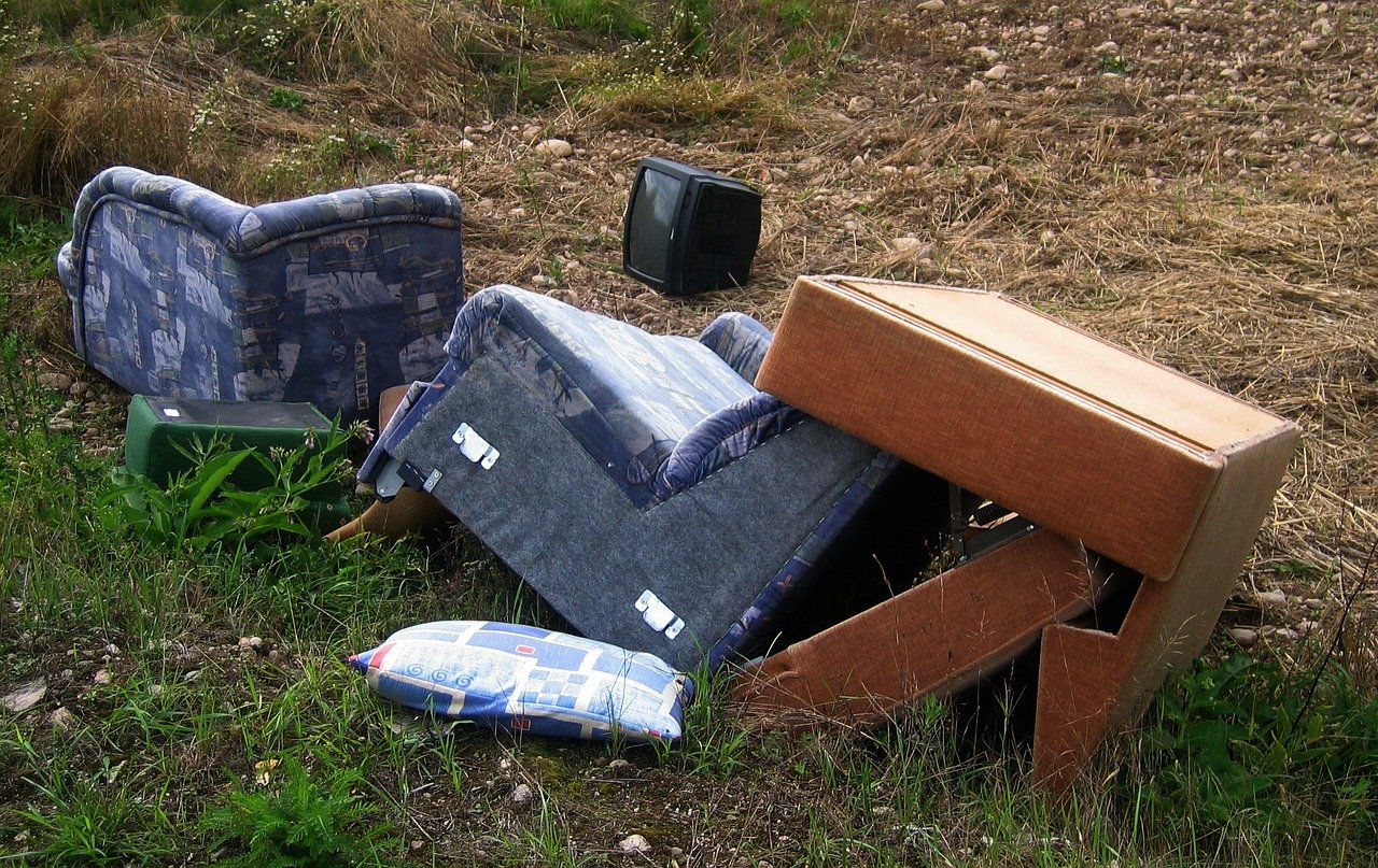 Intensificare i controlli per contrastare l’abbandono dei rifiuti. Polcri “Pugno duro dell’amministrazione per incastrare i furbetti”