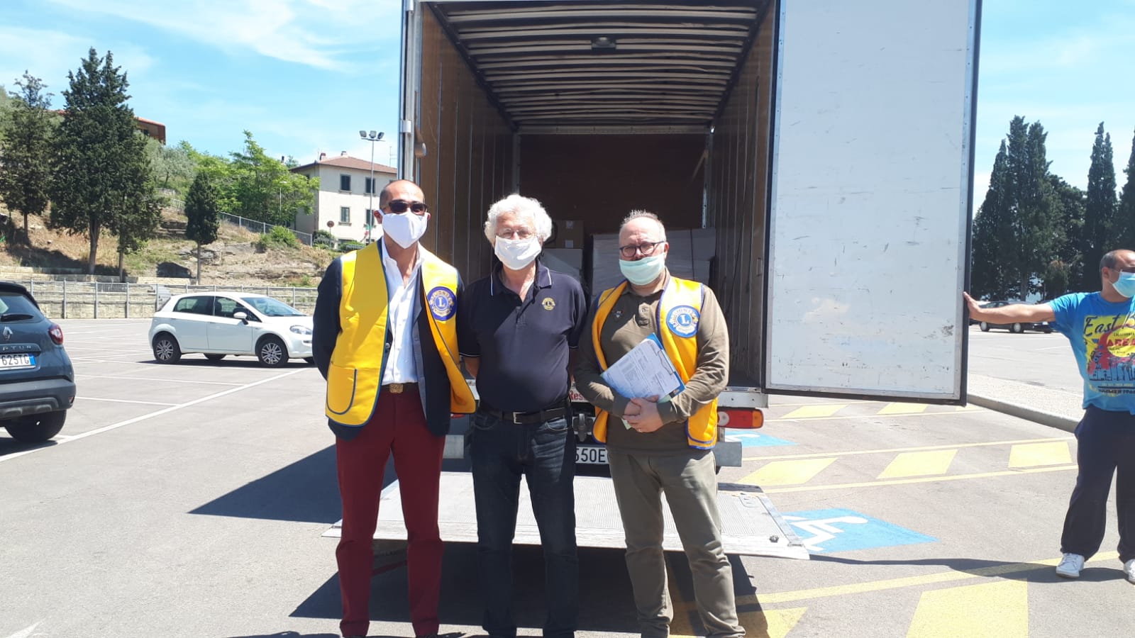 Castiglion Fiorentino, consegnati 6 quintali di generi alimentari, donati dal Lions Club Cortona Valdichiana host, alle famiglie del territorio che non hanno potuto beneficiare dei buoni spesa