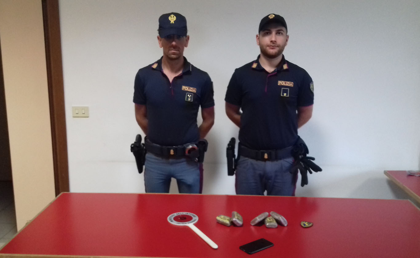 Trafficante di droga italiano arrestato in A1 con 5 panetti di hashish nascosti sotto il sedile di guida