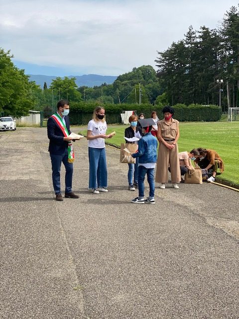 Bibbiena, un ultimo giorno di scuola simbolico. Allo stadio Aldo Zavagli i bambini della quarantena