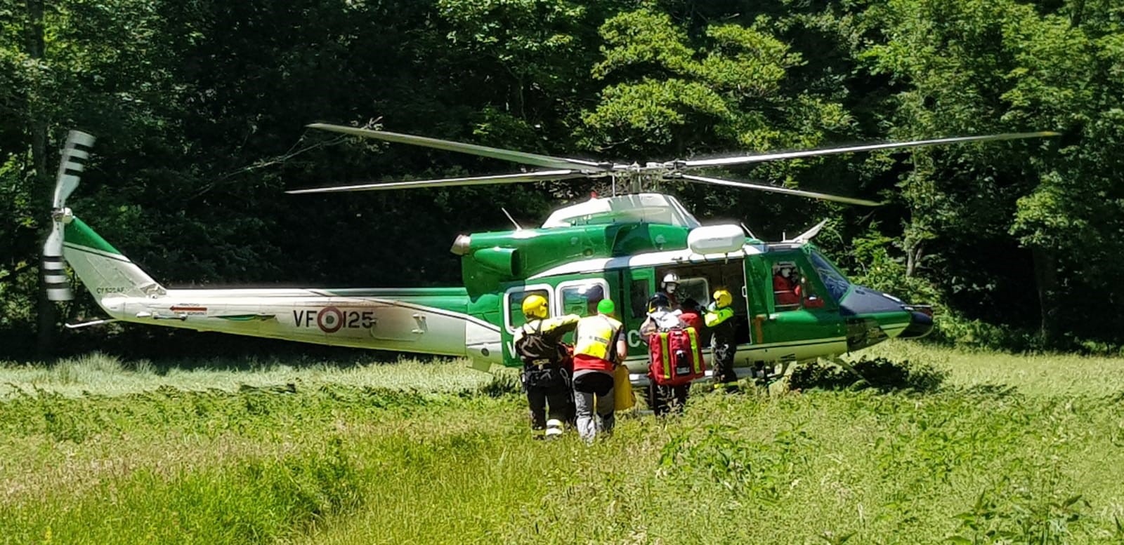 Ciclista cade in zona impervia, task force di soccorsi