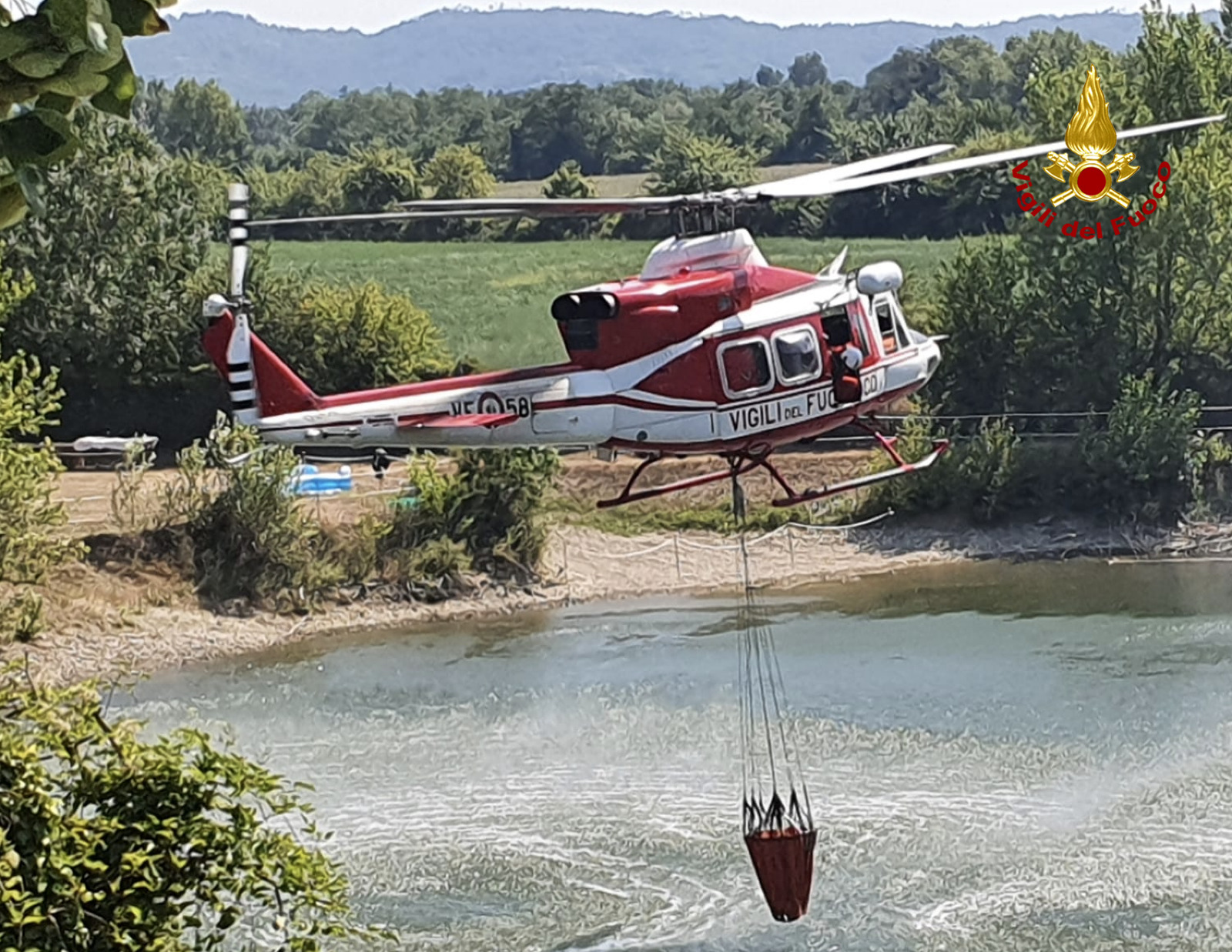 Tre ettari in fiamme, in azione anche Drago