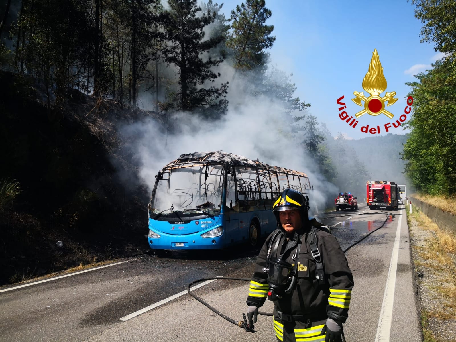 Bus in fiamme sulla Statale 73