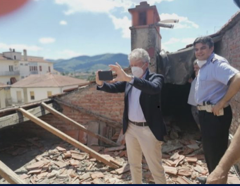 Crolla parte del tetto casa popolare in via Libia
