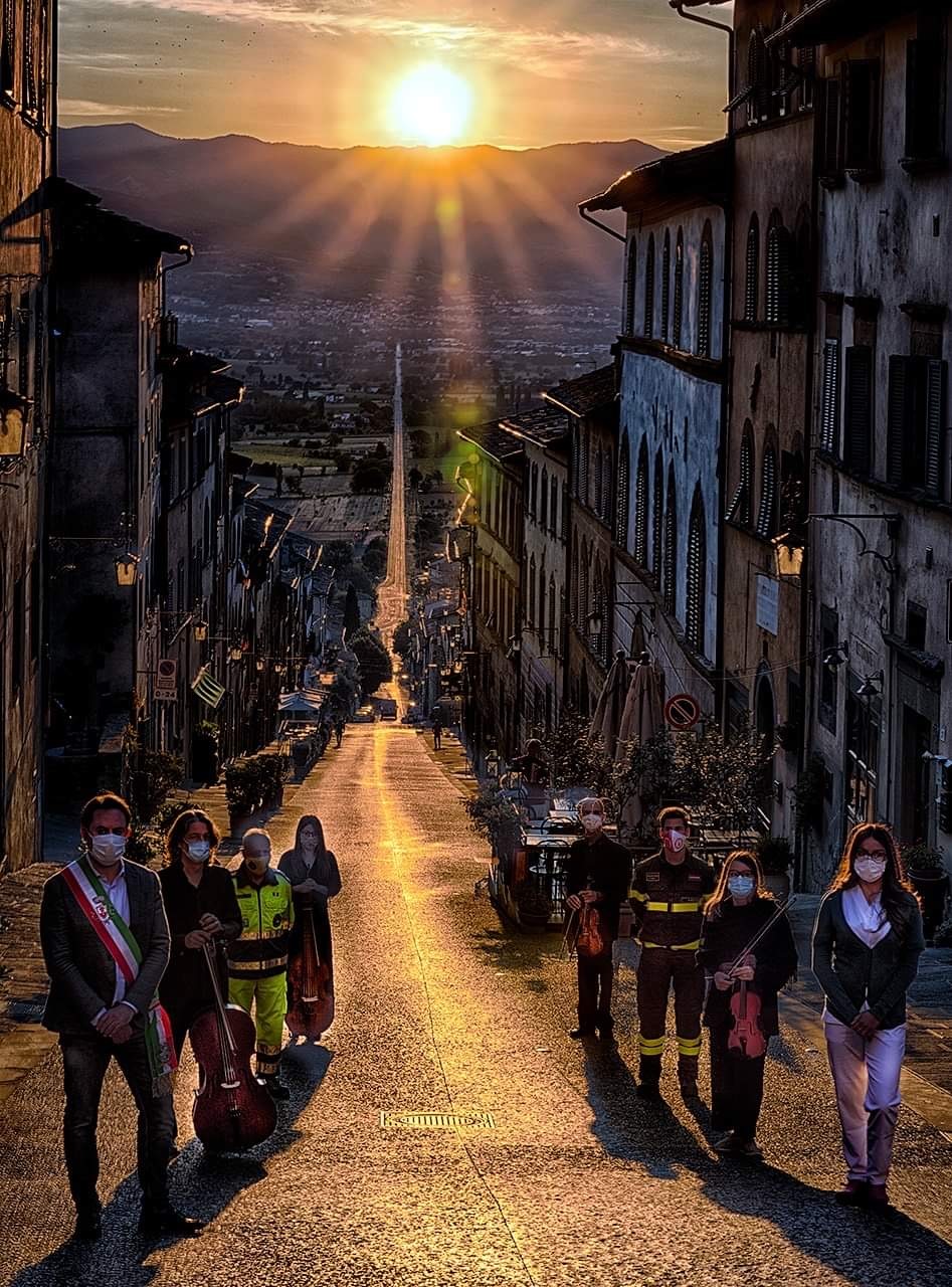 Anghiari, camminata simbolica della Via del Sole: questa mattina all’alba l’omaggio alle categorie più toccate dall’emergenza sanitaria
